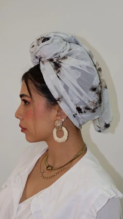 מטפחת מרובעת שיפון לבן-אפור