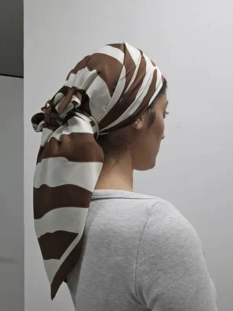 מטפחת מרובעת פסים חום לבן