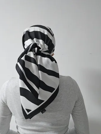 מטפחת מרובעת פסים שחור לבן