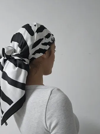 מטפחת מרובעת פסים שחור לבן