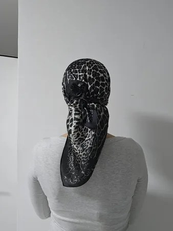 מטפחת מרובעת מנומר אפור