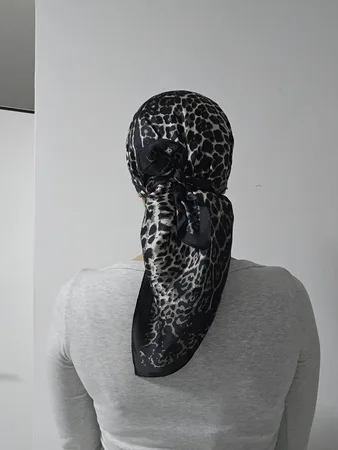 מטפחת מרובעת מנומר אפור