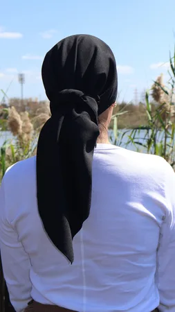 מטפחת מרובעת קרפ שחור