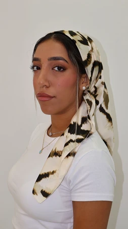 מטפחת מרובעת דגם זברה בז'