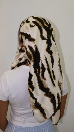 מטפחת לונג דגם זברה בז'