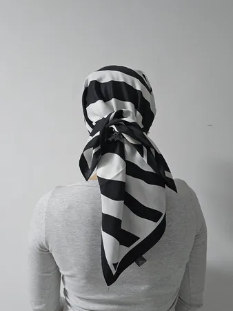 מטפחת מרובעת פסים שחור לבן